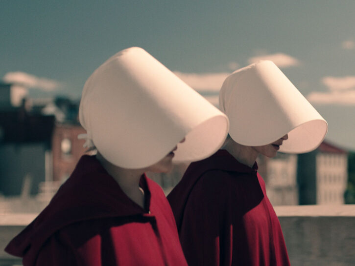 Una scena di "The Handmaid's Tale", "Il racconto dell'ancella", tratto dalla serie tv hulu con Eliza