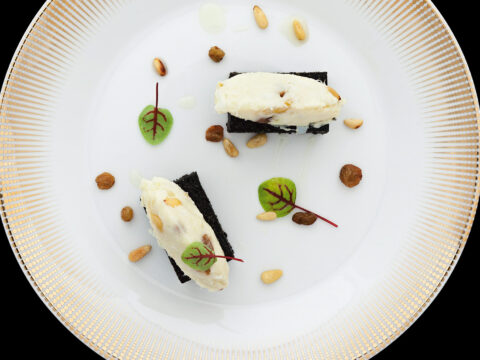 Quenelle di baccalà su crostini di polenta nera