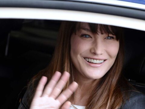 Auguri a Carla Bruni che compie 50 anni: le foto più belle della modella-cantante