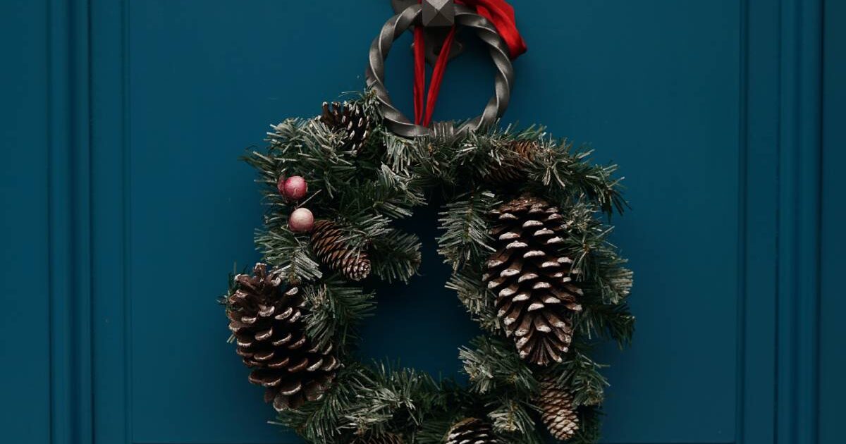 Ghirlande Con Pigne Fai Da Te Come creare una ghirlanda natalizia con le pigne - Donna Moderna
