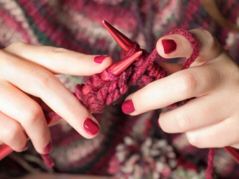 Lavorare a maglia: 4 sorprendenti benefici per la salute
