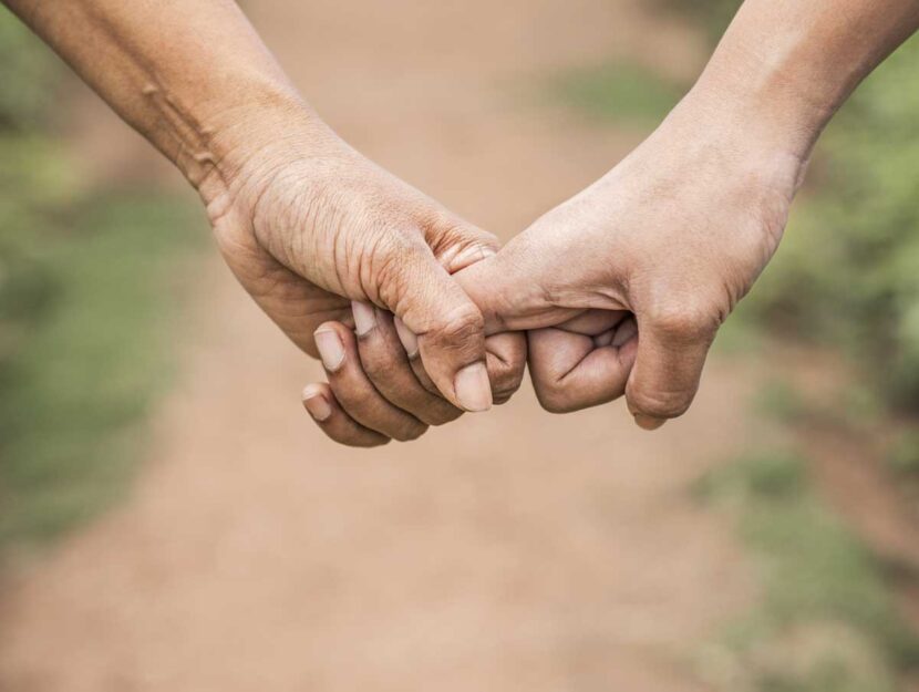 mano di mamma e figlia