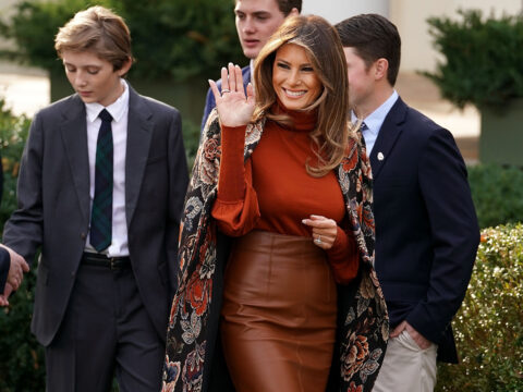 Quel cappotto sulle spalle di Melania (Trump) che fa tendenza