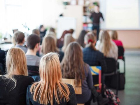 In piedi o seduti quando entra il professore?