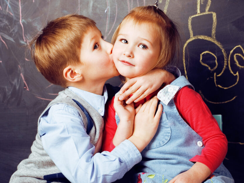 Bambino bambina scuola bacio