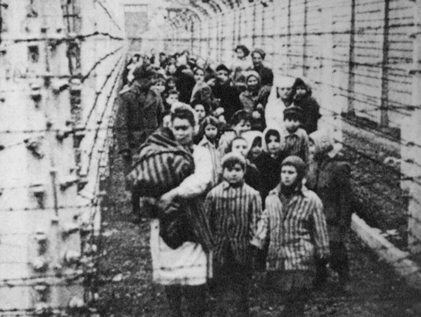 Eva Mozes Kor, da bambina, con la sorella Miriam all’ingresso del campo di Auschwitz