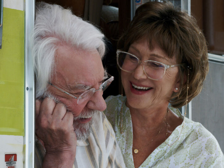 Donald Sutherland e Helen Mirren in Ella & John. Il film di Paolo Virzì è tratto dal libro di Mich
