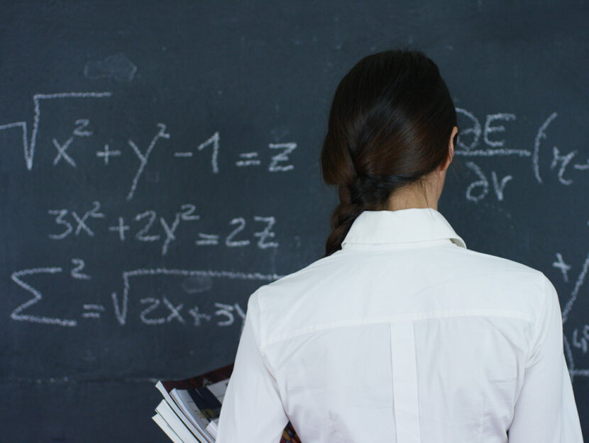 Ragazza lavagna Stem matematica