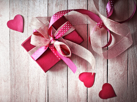 Regali di San Valentino per lei: le idee beauty per farla felice
