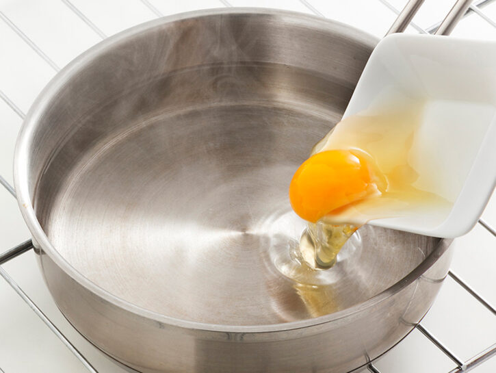 Cucinare uova in camicia