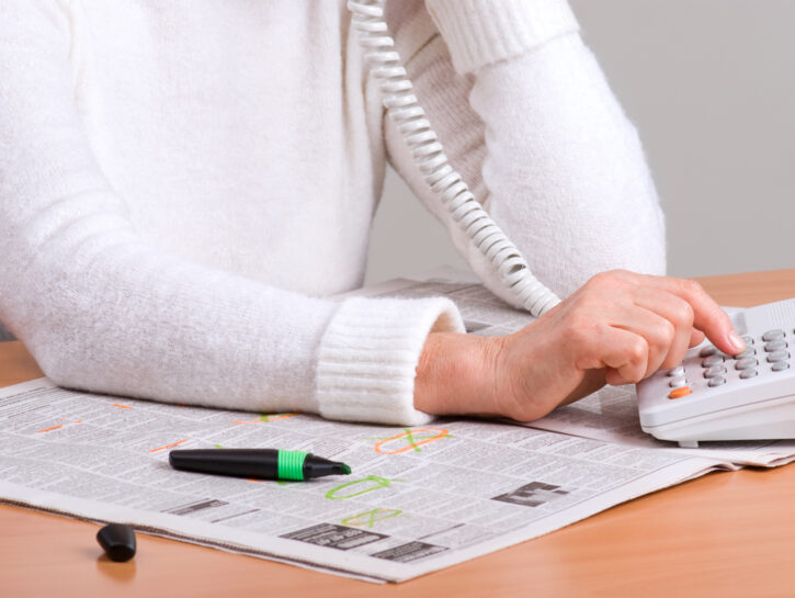Donna cerca lavoro annunci su giornale