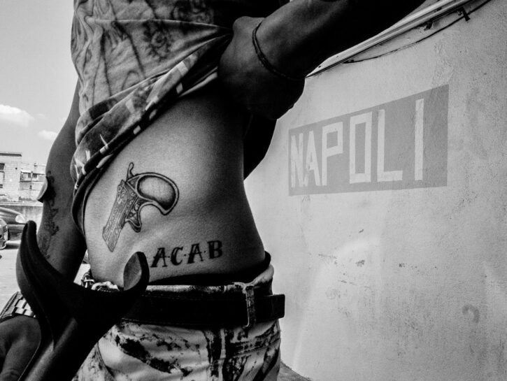 Un baby criminale a Napoli. ACAB, la scritta tatuata, è l’acronomo di “All cops are bastard”,