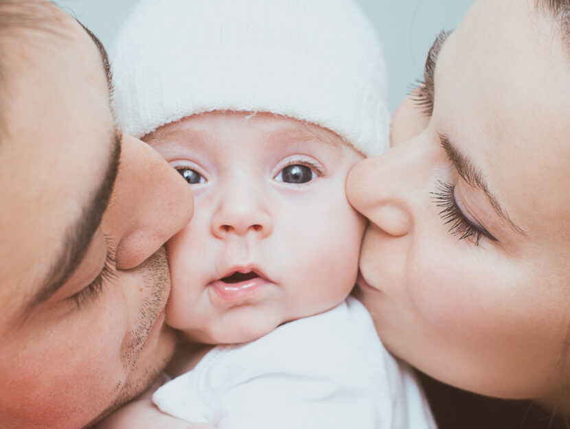 Mamma padre bacio neonato