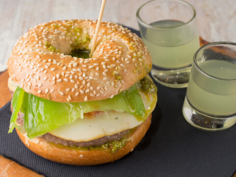 Panino gazpazzo con hamburger e gazpacho