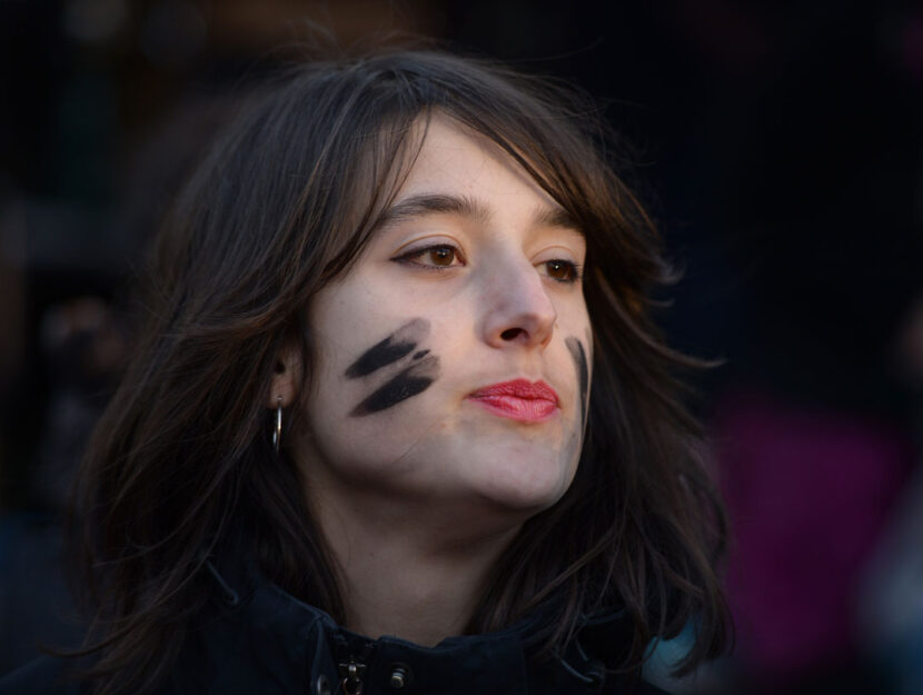 Una manifestante durante lo sciopero organizzato dal collettivo femminsita Non una di meno, 8 marzo