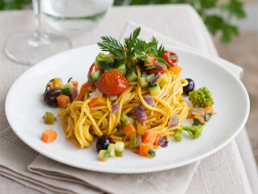 Pasta alla curcuma e carote con ragù di verdure