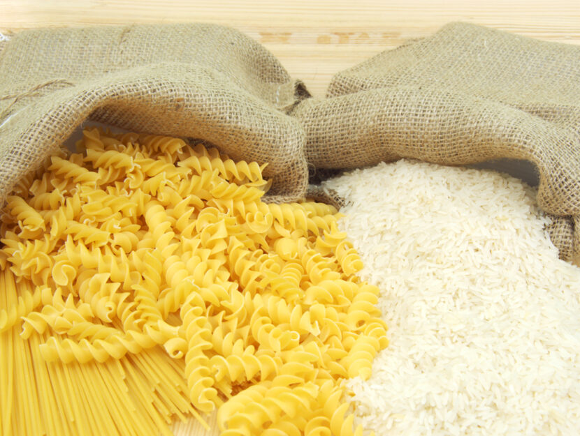 pasta riso dentro sacchi juta