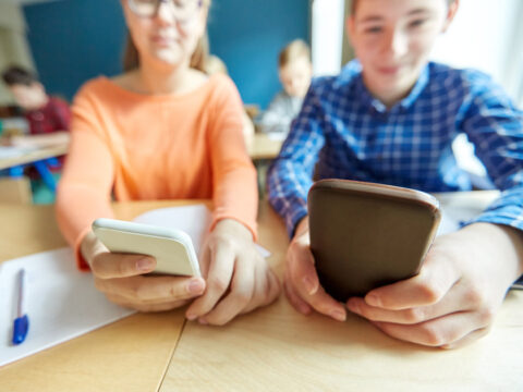 Smartphone a scuola, ecco il decalogo del Ministero