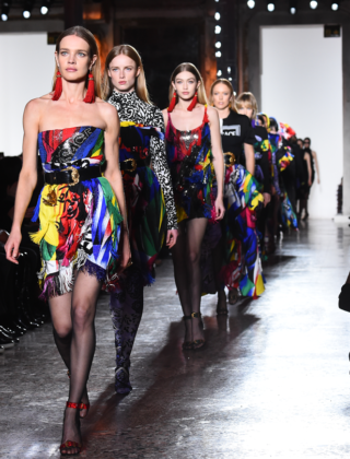 Un clan di 'regine' diverse e sfrontate sfila da Versace
