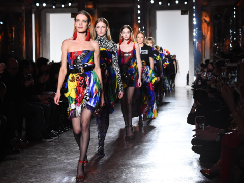 Un clan di 'regine' diverse e sfrontate sfila da Versace