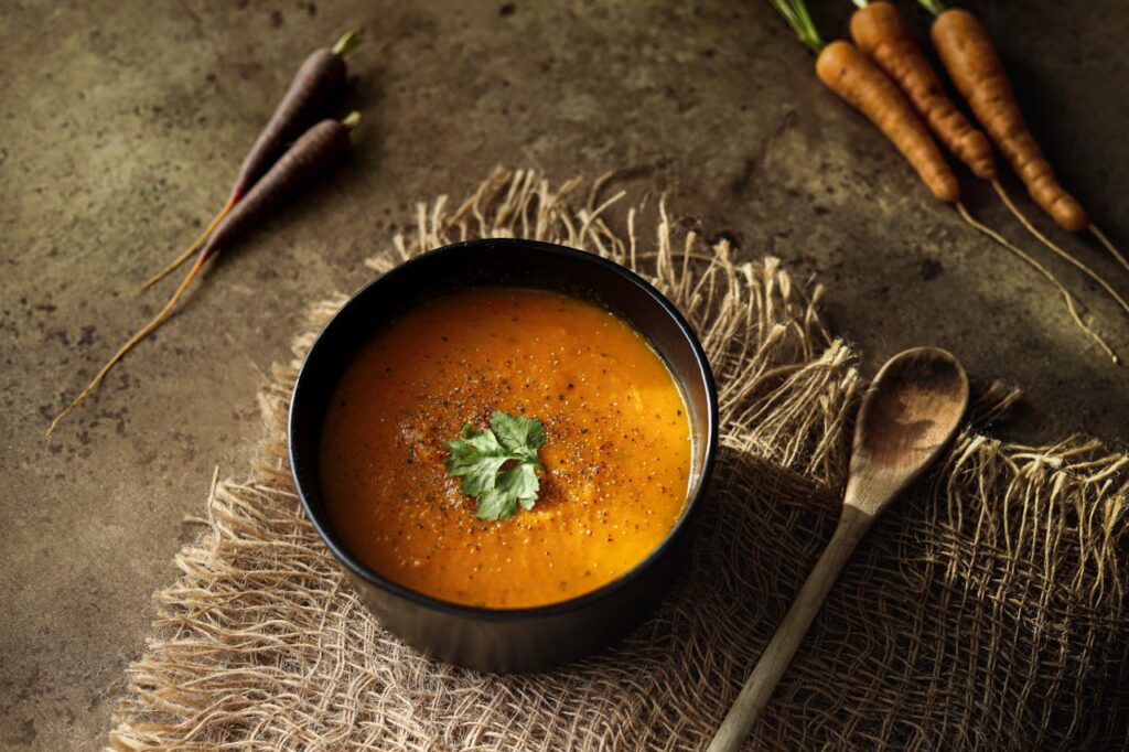 Zuppa di carote e patate in ciotola
