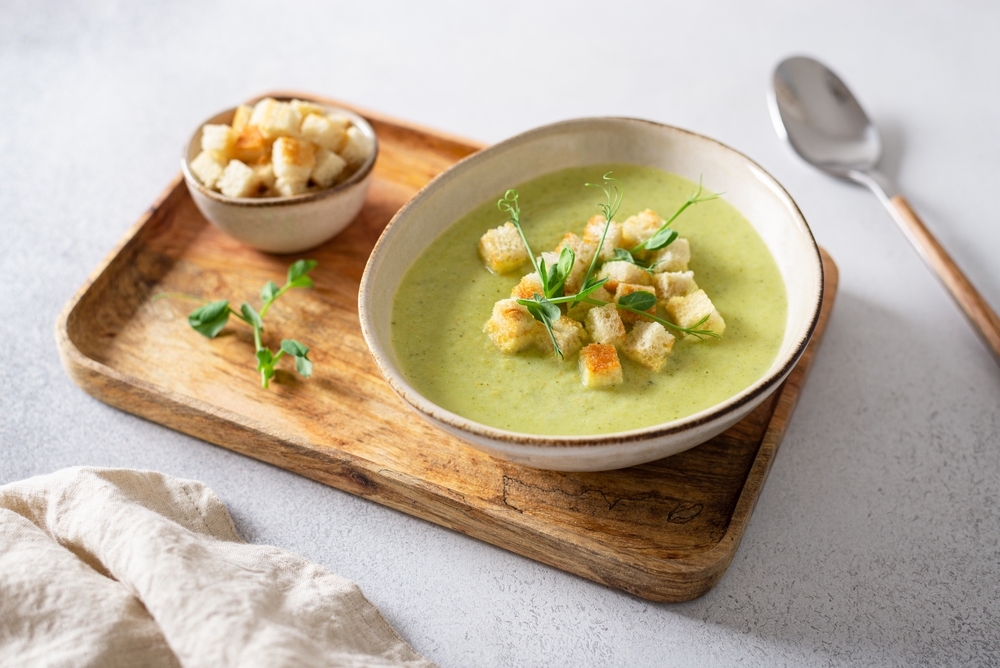 Zuppa di verdure su un vassoio con crostini