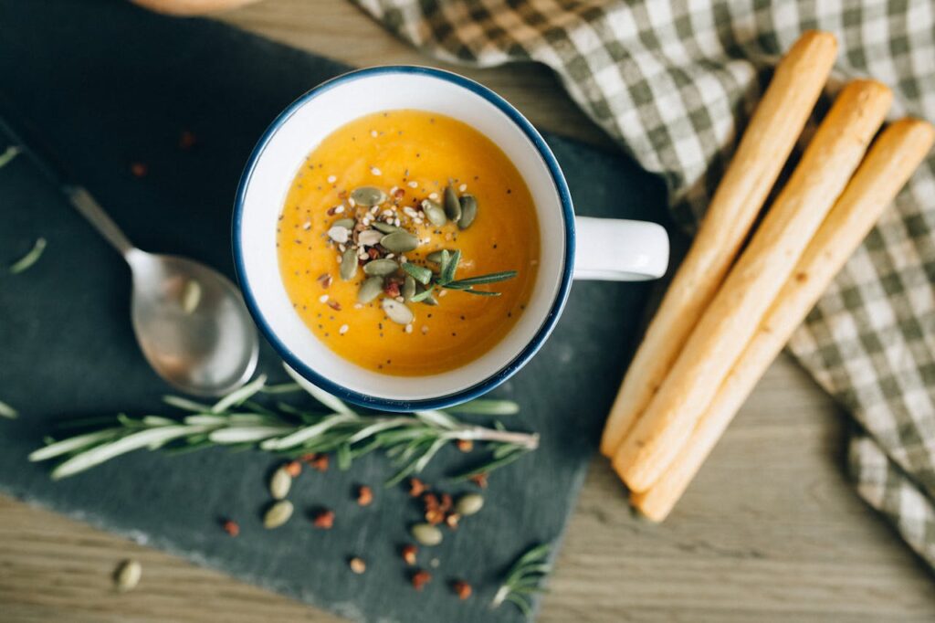Zuppa di zucca con semi di zucca e grissini