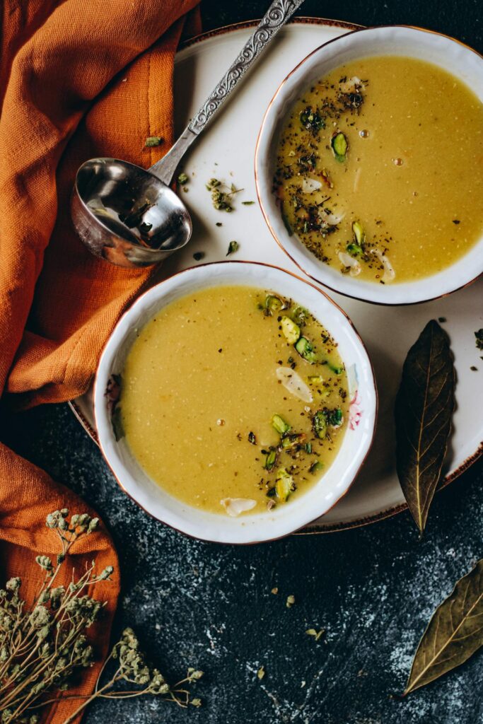 ciotole di zuppa di porri e patate