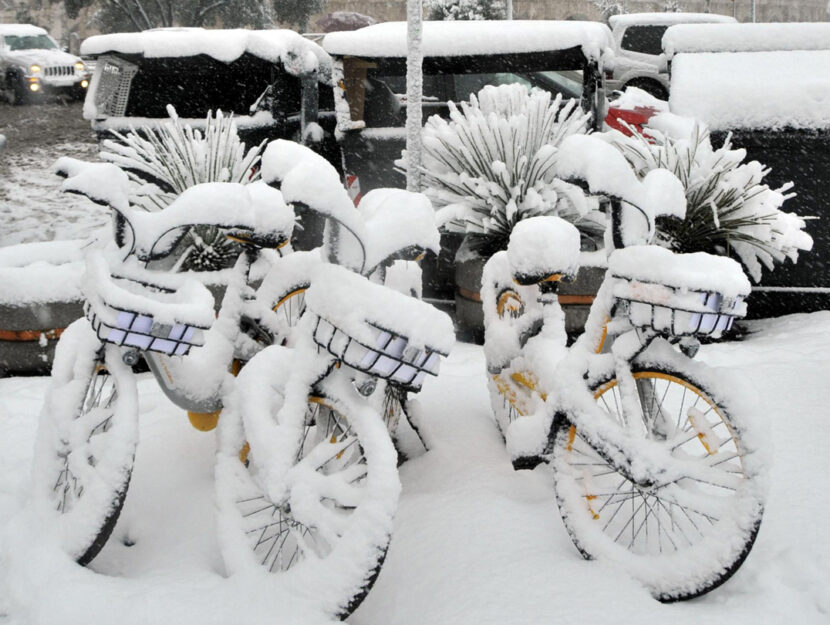 Biciclette-con-neve-sopra
