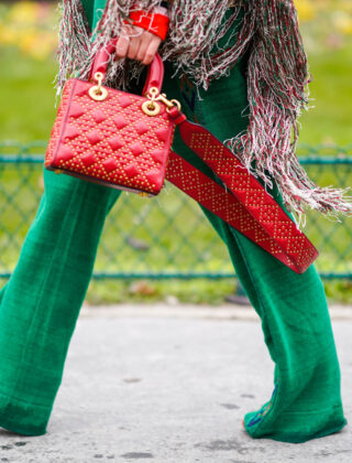 Pantaloni a zampa come le star. Get the look!