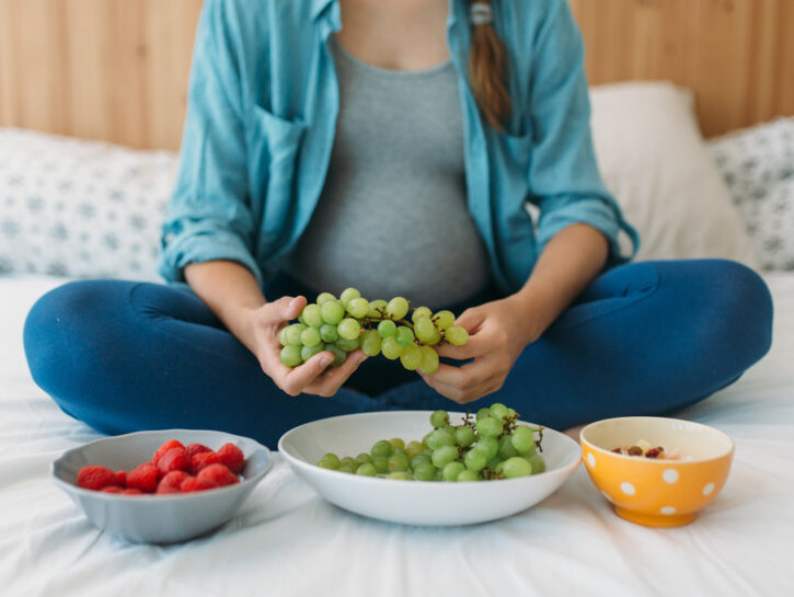 Mamma vegana incinta mangia frutta