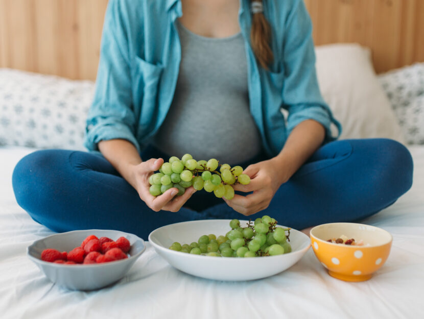 Mamma vegana incinta mangia frutta