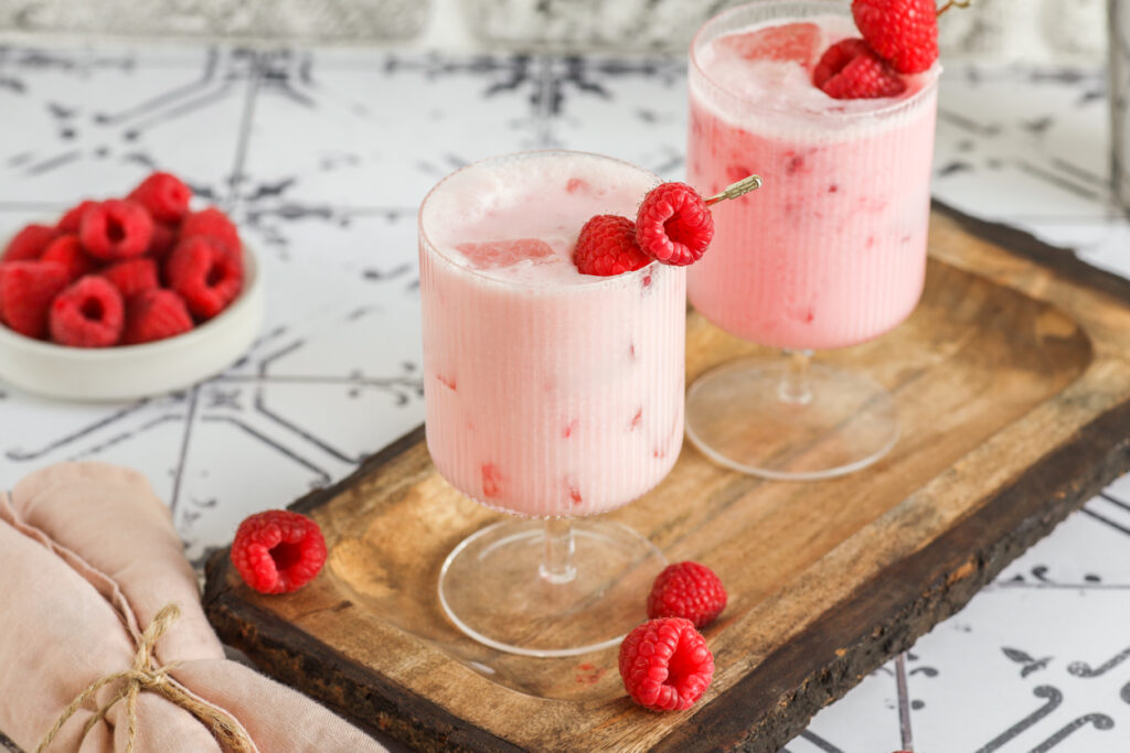 Milkshake al lampone con latte fresco e frutti di bosco