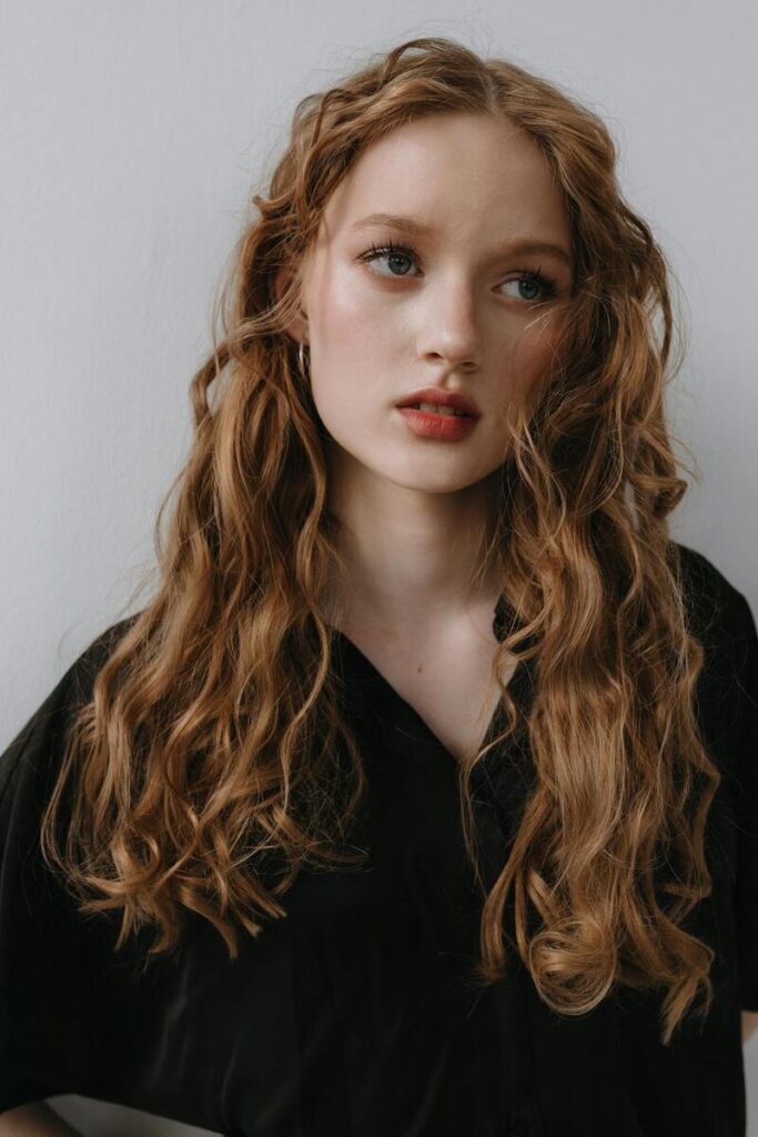 ragazza con capelli lunghi tendenti al riccio