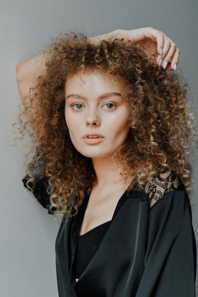 ragazza con capelli ricci biondo scuro