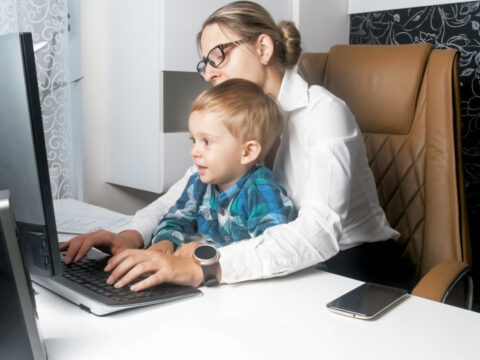 Le donne lavorano di più e sono pagate meno