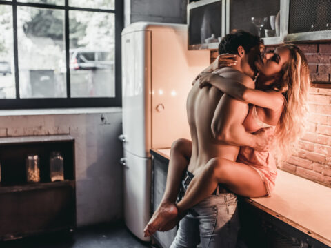 Sesso in cucina: le posizioni 'piccanti' da provare almeno una volta nella vita