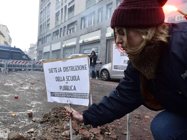 Una ragazza durante la manifestazione a Milano contro l'alternanza scuola-lavoro (15 dicembre 2017)