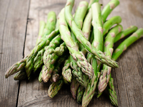 Come cucinare gli asparagi esaltandone le proprietà benefiche