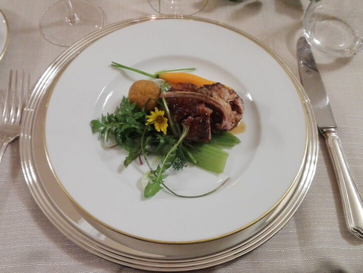 Consistenze di agnello con insalatina di erbe spontanee