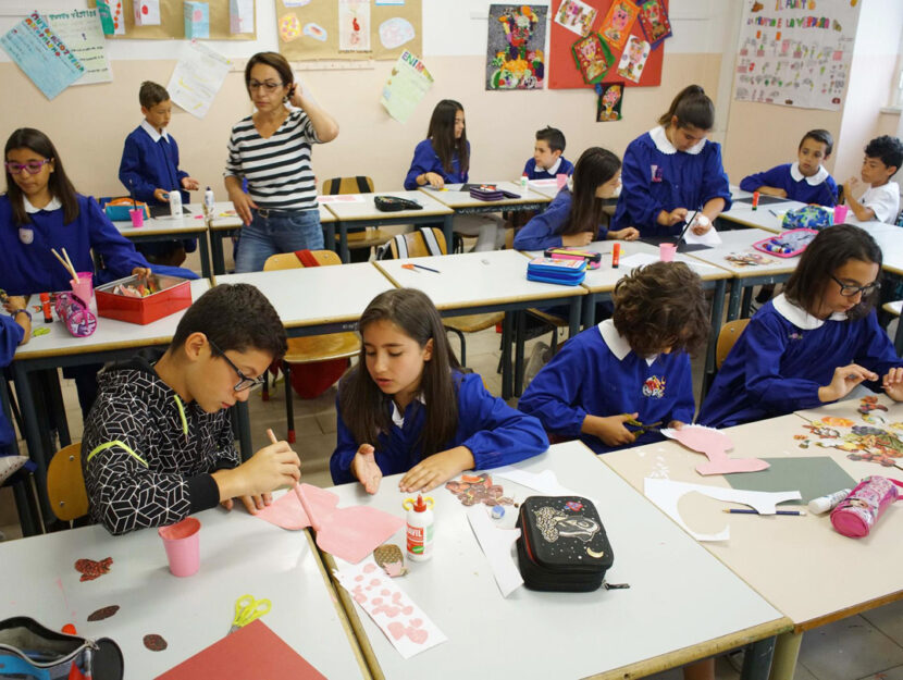 Insegnante a scuola con ragazzini