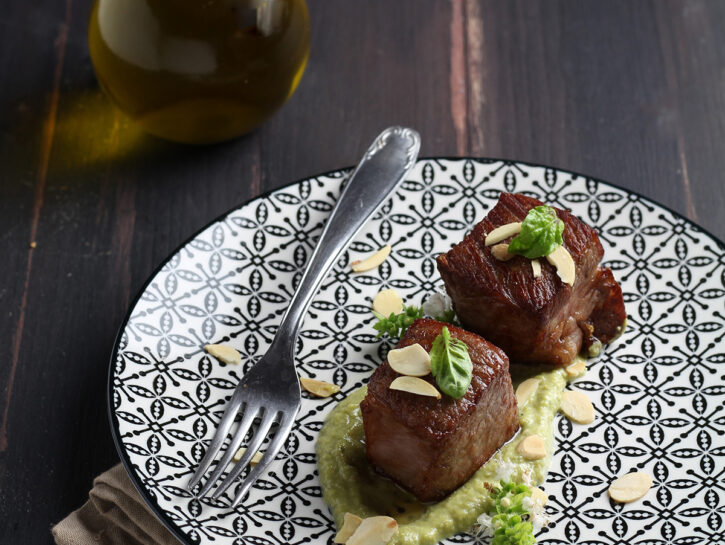 Cubotti di Wagyu con asparagi, mandorle e fiori di basilico