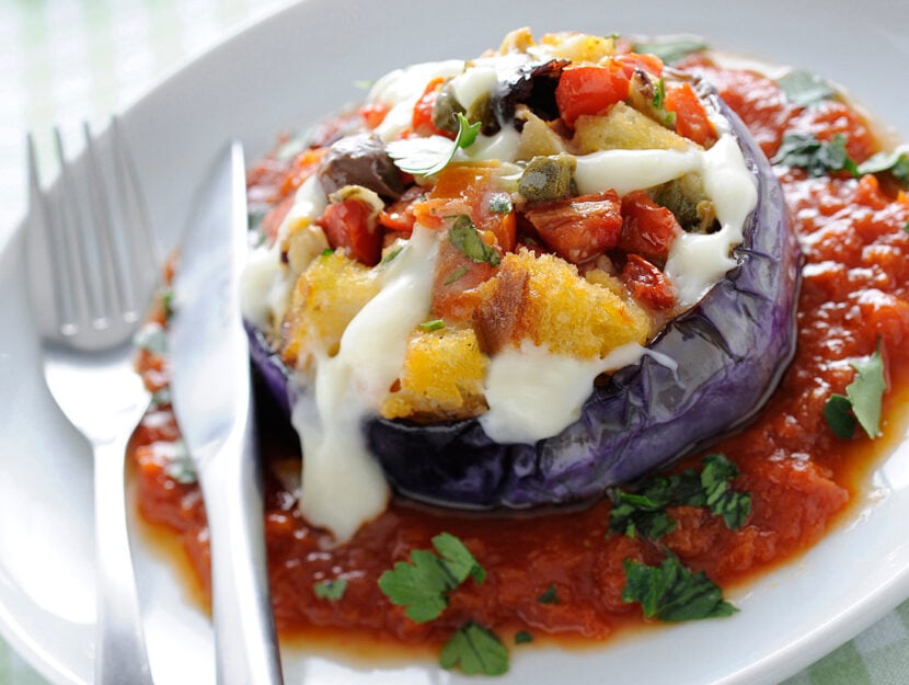 Melanzane ripiene di pane, pomodoro e mozzarella