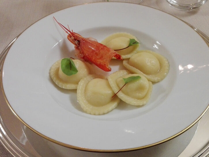 Ravioli di patate con fondente di parmigiano, yuzu e gambero rosso