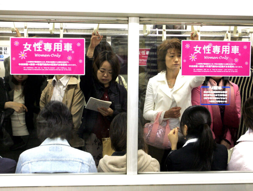 Per prevenire il diffuso fenomeno degli “chikan” (i palpeggiatori), la metropolitana di Tokyo ha