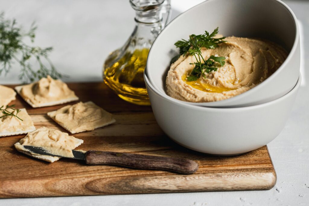 spuntino da mangiare al computer hummus