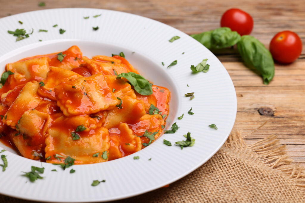 piatto di ravioli al pomodoro