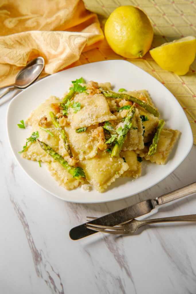piatto di ravioli con asparagi