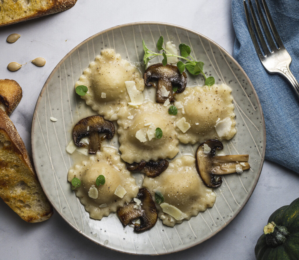 piatto di ravioli con funghi