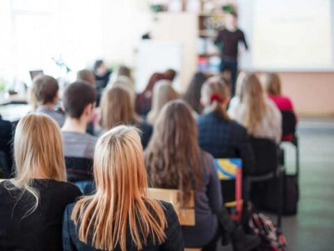 Scuola, tra violenza e bullismo: cosa possono fare i docenti